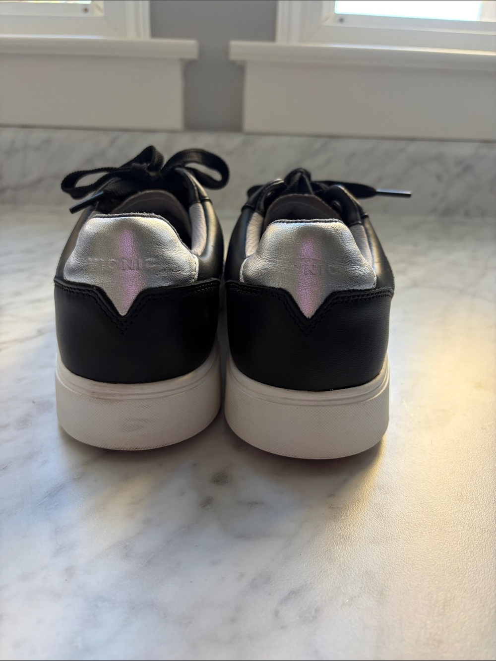 Vionic Kimmie Court Sneakerd in Black/Silver Leather size 8M - Picture 3 of 8